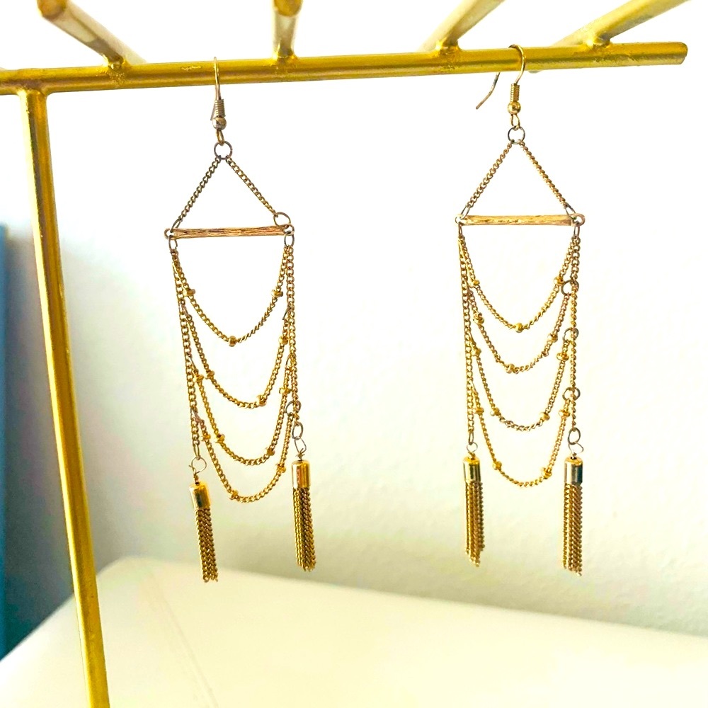 Gold chain drop earrings. Lightweight & versatile!